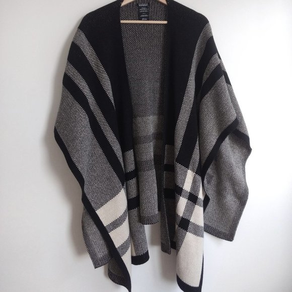 Original Nicole Miller Shawl - Picture 1 of 3